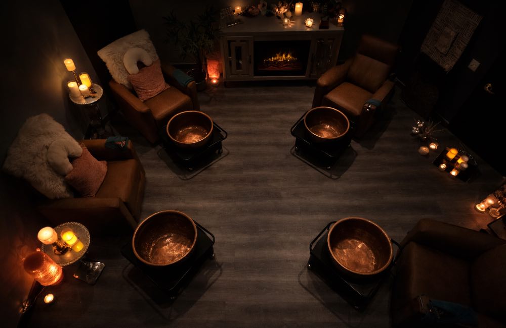 4 empty foot soak seats and copper bowls waiting for clients to arrive