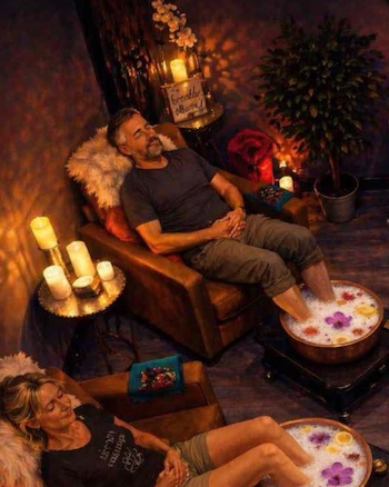 Mens tired feet certainly do benefit from professional foot soaks. Men love them